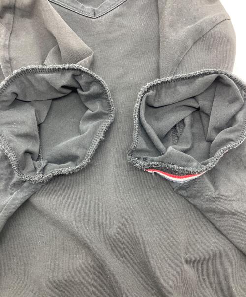 MONCLER（モンクレール）MONCLER (モンクレール) MAGLIA SCOLLO A V Tシャツ ブラック サイズ:Mの古着・服飾アイテム