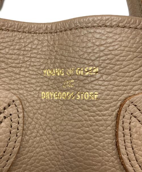 YOUNG & OLSEN The DRYGOODS STORE（ヤングアンドオルセン ザ ドライグッズストア）YOUNG & OLSEN The DRYGOODS STORE (ヤングアンドオルセン ザ ドライグッズストア) BEAMS HEART (ビームスハート) 別注レザートートバッグ ベージュ サイズ:-の古着・服飾アイテム