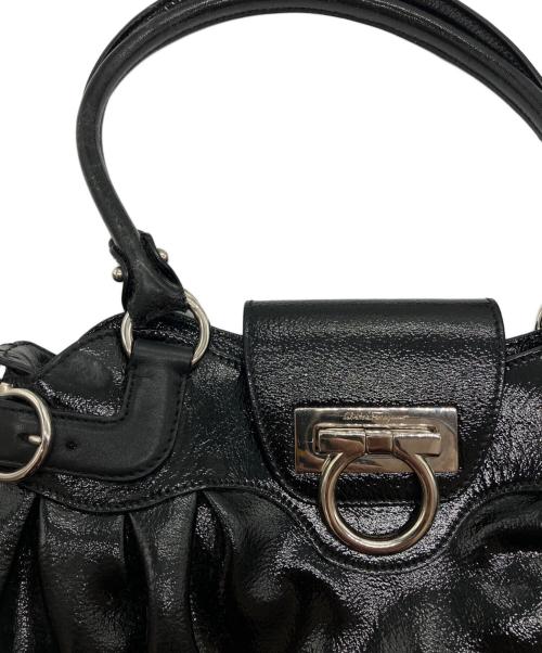 Salvatore Ferragamo（サルヴァトーレ フェラガモ）Salvatore Ferragamo (サルヴァトーレ フェラガモ) パテントレザー ガンチーニ ハンドバッグ　AU-21 6317 ブラックの古着・服飾アイテム