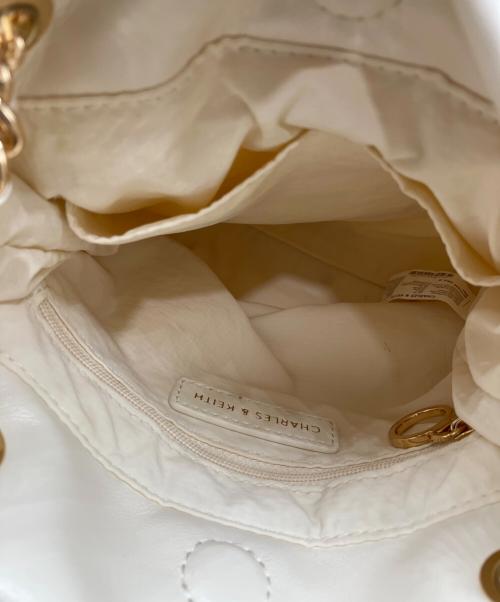 CHARLES & KEITH（チャールズアンドキース）CHARLES & KEITH (チャールズアンドキース) Arya アリア ブレイドストラップ ダブルハンドルクロスボディバッグ ホワイト サイズ:-の古着・服飾アイテム