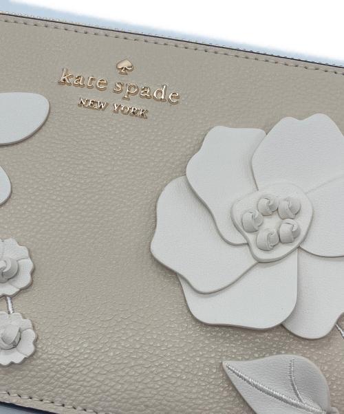 Kate Spade（ケイトスペード）Kate Spade (ケイトスペード) Lucy Floral Medium L-Zip Wristlet ベージュの古着・服飾アイテム