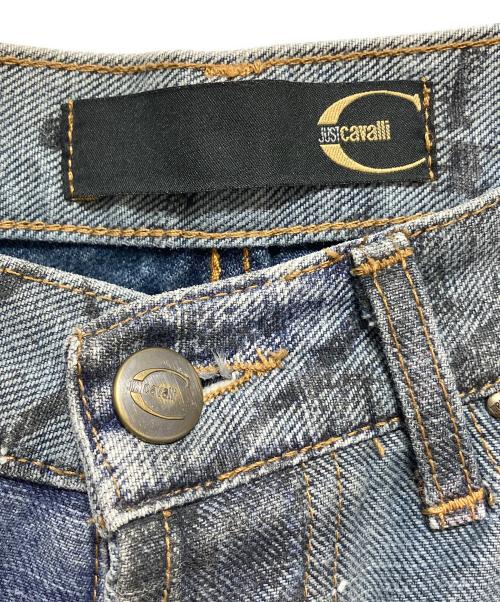 JUST CAVALLI（ジャストカヴァリ）JUST CAVALLI (ジャストカヴァリ) ナポレオンプリントデニムパンツ ブルー サイズ:31の古着・服飾アイテム