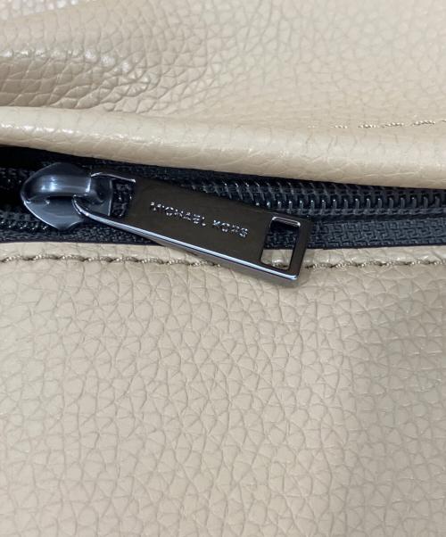 MICHAEL KORS（マイケルコース）MICHAEL KORS (マイケルコース) PACEY ポケット Aライン バックパック ベージュ 未使用品の古着・服飾アイテム