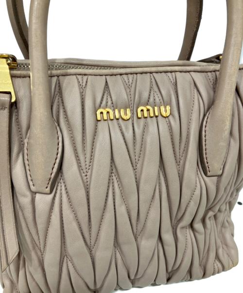 MIU MIU（ミュウミュウ）MIU MIU (ミュウミュウ) MATELASSE ミニショルダーバッグ ベージュの古着・服飾アイテム
