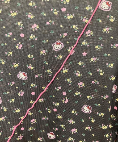 little sunny bite（リトルサニーバイト）little sunny bite (リトルサニーバイト) Sanrio (サンリオ) ハローキティー総柄シアーカットソー ブラック サイズ:Mの古着・服飾アイテム