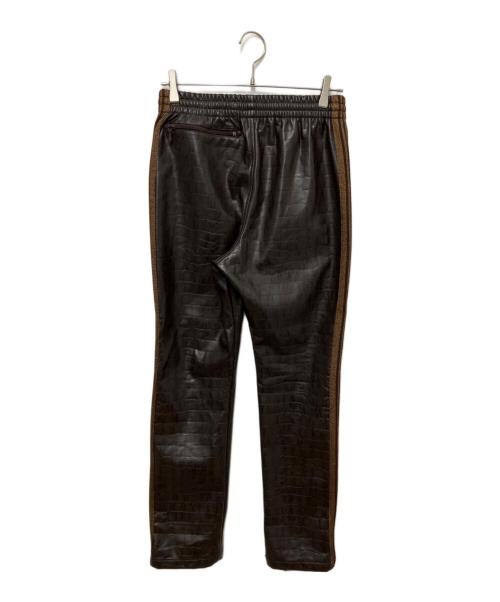 Needles（ニードルズ）Needles (ニードルズ) STUDIOUS (ステュディオス) 別注 TRACK PANT FAUX LTHR ブラウン サイズ:XSの古着・服飾アイテム