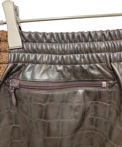 Needles（ニードルズ）Needles (ニードルズ) STUDIOUS (ステュディオス) 別注 TRACK PANT FAUX LTHR ブラウン サイズ:XSの古着・服飾アイテム