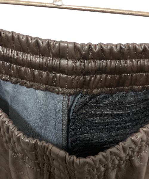 Needles（ニードルズ）Needles (ニードルズ) STUDIOUS (ステュディオス) 別注 TRACK PANT FAUX LTHR ブラウン サイズ:XSの古着・服飾アイテム