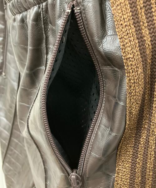 Needles（ニードルズ）Needles (ニードルズ) STUDIOUS (ステュディオス) 別注 TRACK PANT FAUX LTHR ブラウン サイズ:XSの古着・服飾アイテム