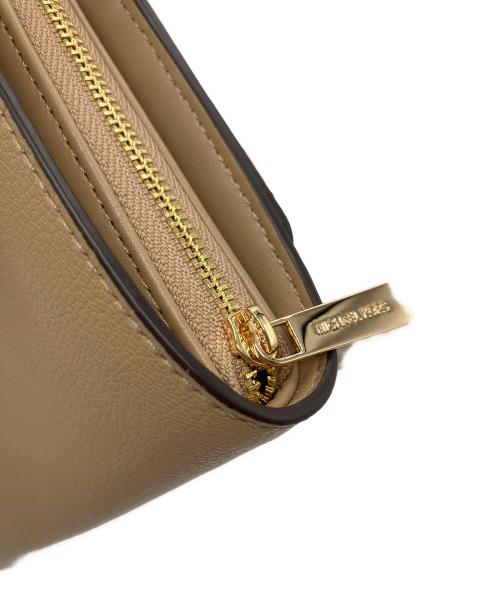 MICHAEL KORS（マイケルコース）MICHAEL KORS (マイケルコース) JET SET ITEM ジップアラウンド ウォレット クロスボディ ベージュ 未使用品の古着・服飾アイテム