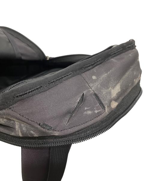 ARC'TERYX（アークテリクス）ARC'TERYX (アークテリクス) ARRO 16 BACKPACK ブラック×パープルの古着・服飾アイテム