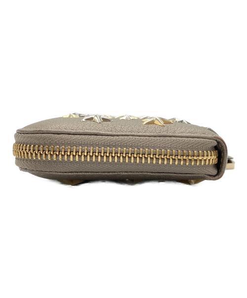 JIMMY CHOO（ジミーチュウ）JIMMY CHOO (ジミーチュウ) スタースタッズラウンドファスナーウォレット ベージュの古着・服飾アイテム