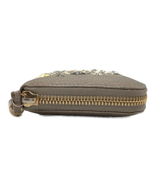 JIMMY CHOO（ジミーチュウ）JIMMY CHOO (ジミーチュウ) スタースタッズラウンドファスナーウォレット ベージュの古着・服飾アイテム