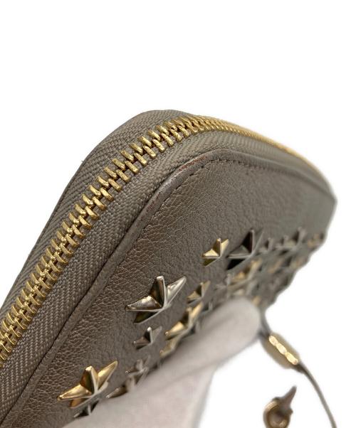 JIMMY CHOO（ジミーチュウ）JIMMY CHOO (ジミーチュウ) スタースタッズラウンドファスナーウォレット ベージュの古着・服飾アイテム