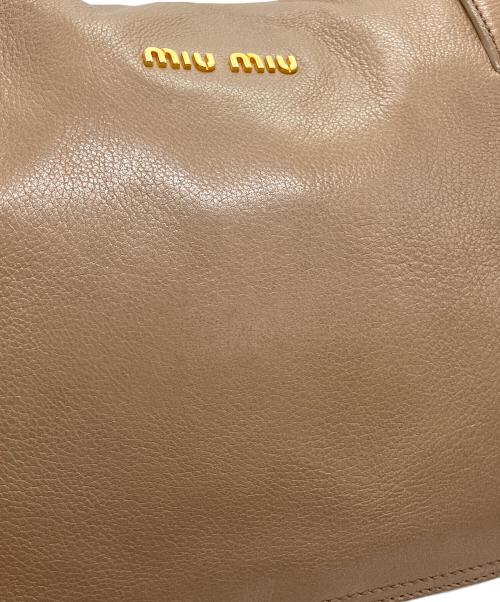 MIU MIU（ミュウミュウ）MIU MIU (ミュウミュウ) ショルダーバッグ ベージュの古着・服飾アイテム