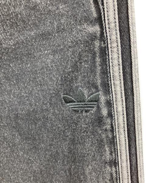 adidas（アディダス）adidas (アディダス) アディカラー デニム ファイヤーバードパンツ グレー サイズ:28の古着・服飾アイテム