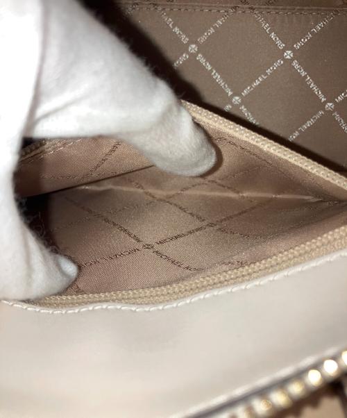 MICHAEL KORS（マイケルコース）MICHAEL KORS (マイケルコース) リードスモールセンタージップベルト付 サッチェルバッグ アイボリーの古着・服飾アイテム