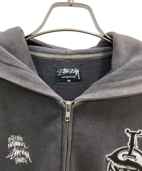 stussy（ステューシー）stussy (ステューシー) ストリート刺繍ロゴジップパーカー グレー サイズ:Mの古着・服飾アイテム