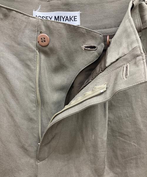 ISSEY MIYAKE（イッセイミヤケ）ISSEY MIYAKE (イッセイミヤケ) テーパードパンツ カーキ サイズ:Mの古着・服飾アイテム