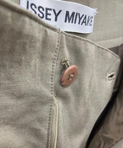 ISSEY MIYAKE（イッセイミヤケ）ISSEY MIYAKE (イッセイミヤケ) テーパードパンツ カーキ サイズ:Mの古着・服飾アイテム