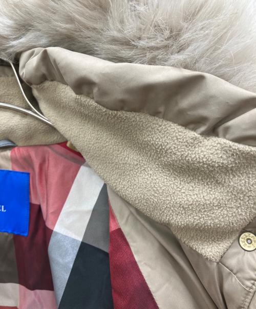 BLUE LABEL CRESTBRIDGE（ブルーレーベルクレストブリッジ）BLUE LABEL CRESTBRIDGE (ブルーレーベルクレストブリッジ) 裏チェックファー付きダウンジャケット ベージュ サイズ:40の古着・服飾アイテム
