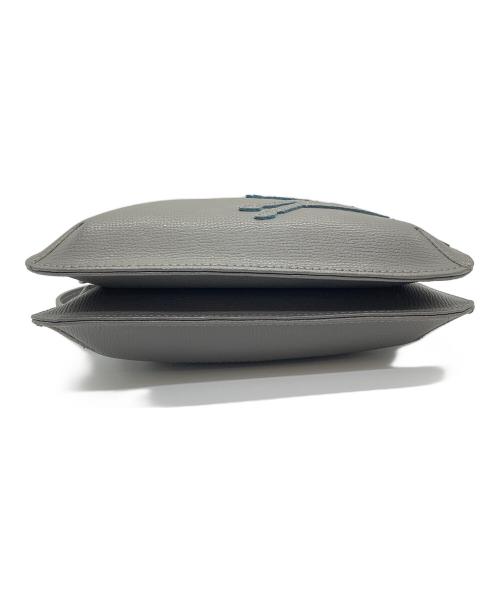 LONGCHAMP（ロンシャン）LONGCHAMP (ロンシャン) ホースモチーフレザークロスボディバッグ グレーの古着・服飾アイテム