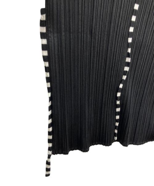 PLEATS PLEASE（プリーツプリーズ）PLEATS PLEASE (プリーツプリーズ) Vネックプリーツボーダーテープデザインカットソー ブラック サイズ:3の古着・服飾アイテム