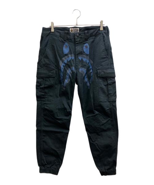 A BATHING APE（アベイシングエイプ）A BATHING APE (アベイシングエイプ) シャークプリントカーゴロングパンツ ネイビー サイズ:Mの古着・服飾アイテム