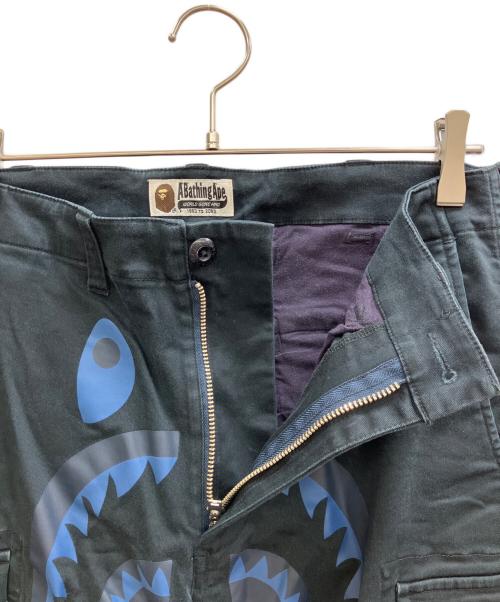 A BATHING APE（アベイシングエイプ）A BATHING APE (アベイシングエイプ) シャークプリントカーゴロングパンツ ネイビー サイズ:Mの古着・服飾アイテム