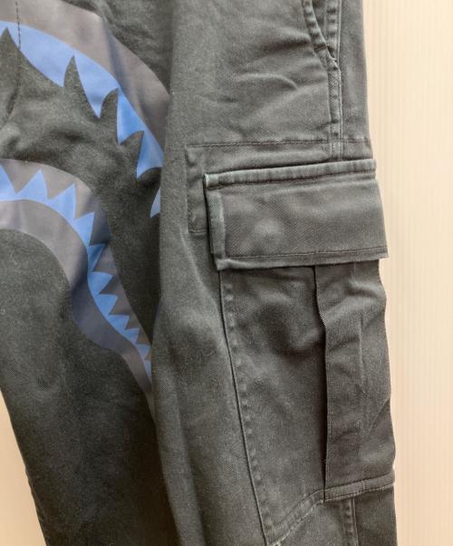 A BATHING APE（アベイシングエイプ）A BATHING APE (アベイシングエイプ) シャークプリントカーゴロングパンツ ネイビー サイズ:Mの古着・服飾アイテム