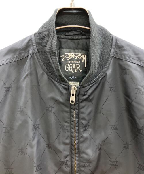 stussy（ステューシー）stussy (ステューシー) モノグラムMA-1ジャケット ブラック サイズ:Sの古着・服飾アイテム