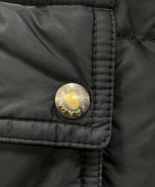 PRADA（プラダ）PRADA (プラダ) トライアングルプレートダウンジャケット ブラック サイズ:48の古着・服飾アイテム