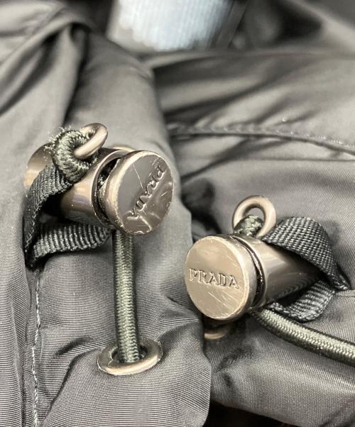 PRADA（プラダ）PRADA (プラダ) トライアングルプレートダウンジャケット ブラック サイズ:48の古着・服飾アイテム
