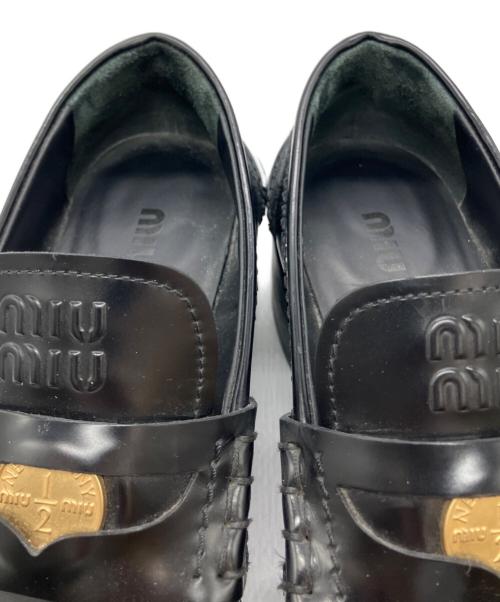 MIU MIU（ミュウミュウ）MIU MIU (ミュウミュウ) ブラッシュドレザー ローファー ブラック サイズ:35.5の古着・服飾アイテム