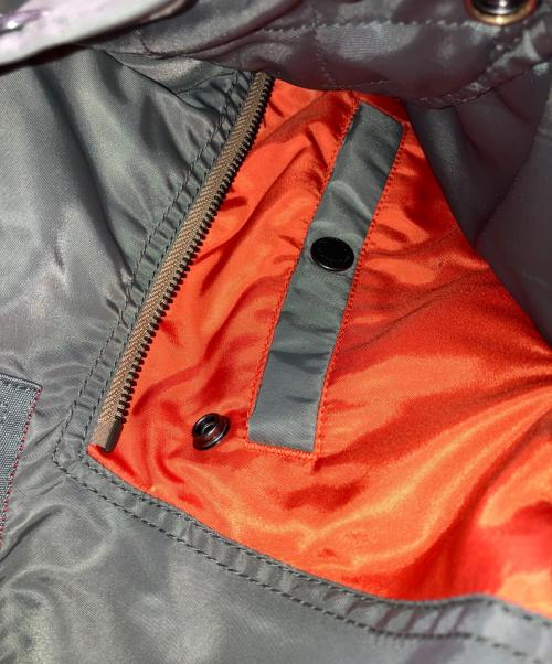 AVIREX（アヴィレックス）AVIREX (アヴィレックス) MA-1 REMODEL カーキ サイズ:Mの古着・服飾アイテム