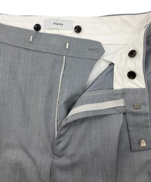 MARKA（マーカ）MARKA (マーカ) OFFICER PANTS 2TUCK WIDE WOOL TROPICAL MELANGE グレー サイズ:3の古着・服飾アイテム