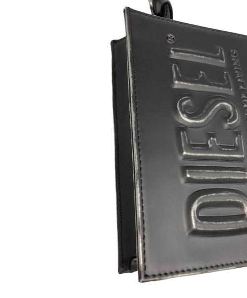 DIESEL（ディーゼル）DIESEL (ディーゼル) メタルエフェクトロゴスマートフォンショルダー ブラックの古着・服飾アイテム