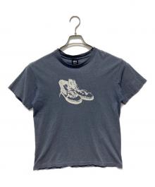 stussy（ステューシー）の古着「ハイカットスニーカープリントTEE」｜スカイブルー