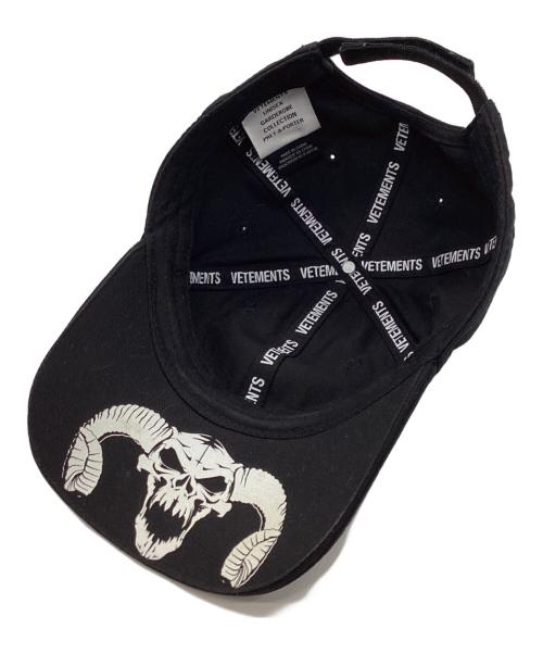 VETEMENTS（ヴェトモン）VETEMENTS (ヴェトモン) Metal Logo Cap ブラックの古着・服飾アイテム
