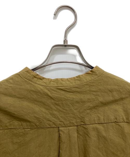 CASEY CASEY（ケーシーケーシー）CASEY CASEY (ケーシーケーシー) バンドカラーシャツ ベージュ サイズ:Mの古着・服飾アイテム