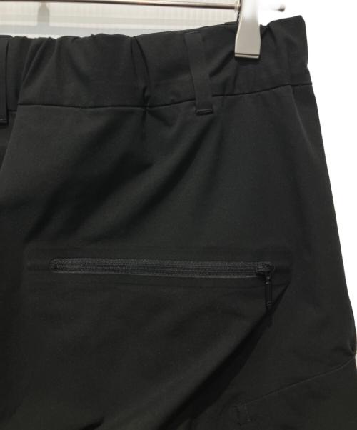 DESCENTE ALLTERRAIN（デザイント オルテライン）DESCENTE ALLTERRAIN (デザイント オルテライン) シームレスストレッチワイドカーゴパンツ ブラック サイズ:Lの古着・服飾アイテム
