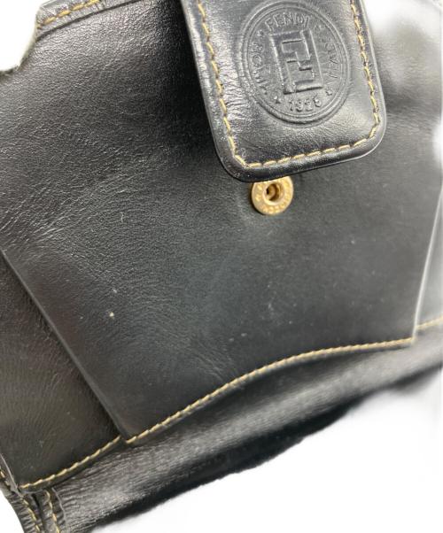 FENDI（フェンディ）FENDI (フェンディ) ハーフムーン型 2つ折り財布 ブラウンの古着・服飾アイテム