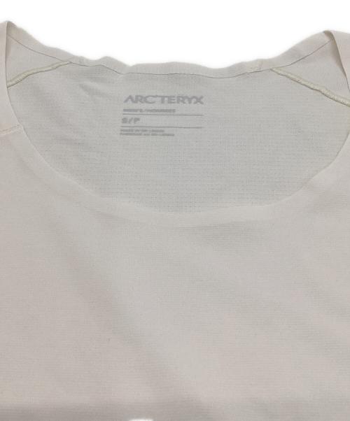 ARC'TERYX（アークテリクス）ARC'TERYX (アークテリクス) ノーバン ダウンワード ロゴ ショートスリーブ ホワイト サイズ:Sの古着・服飾アイテム