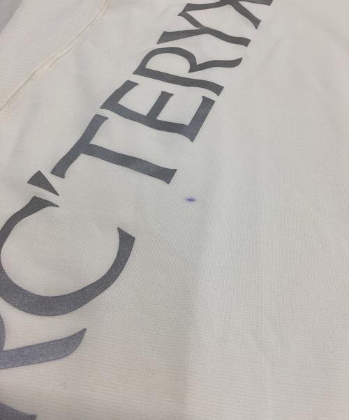 ARC'TERYX（アークテリクス）ARC'TERYX (アークテリクス) ノーバン ダウンワード ロゴ ショートスリーブ ホワイト サイズ:Sの古着・服飾アイテム