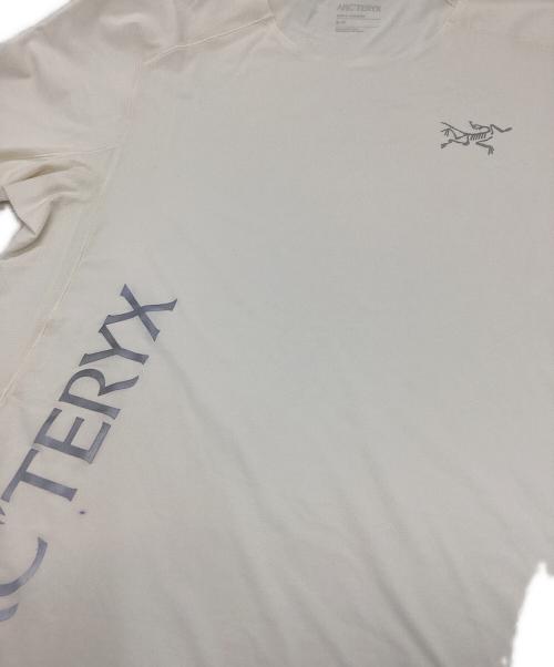 ARC'TERYX（アークテリクス）ARC'TERYX (アークテリクス) ノーバン ダウンワード ロゴ ショートスリーブ ホワイト サイズ:Sの古着・服飾アイテム