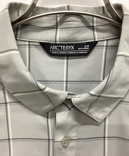 ARC'TERYX（アークテリクス）ARC'TERYX (アークテリクス) Riel Shirt SS（リエル シャツ ショートスリーブ） グレー サイズ:Ｓの古着・服飾アイテム