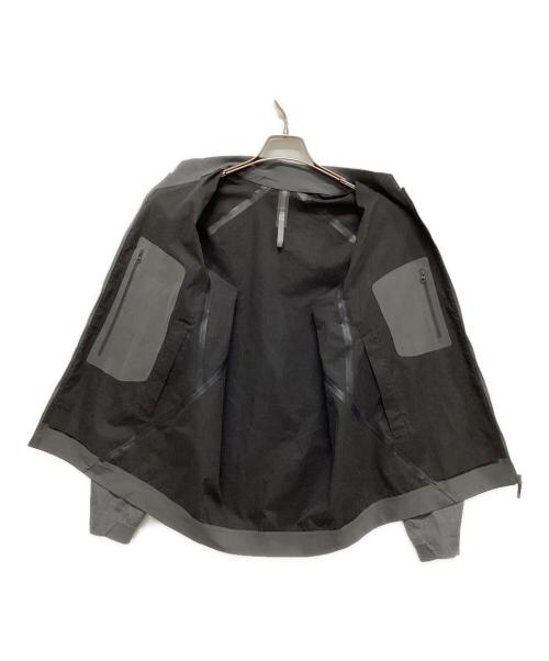 ARC'TERYX（アークテリクス）ARC'TERYX (アークテリクス) アウトドアウェア(ジャケット) グレー サイズ:Mの古着・服飾アイテム