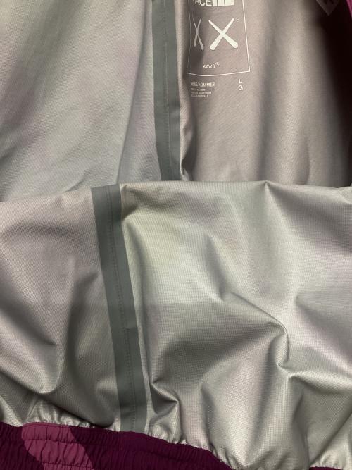 THE NORTH FACE（ザ ノース フェイス）THE NORTH FACE (ザ ノース フェイス) KAWS (カウズ) トラックパンツ ピンク×パープル サイズ:Lの古着・服飾アイテム