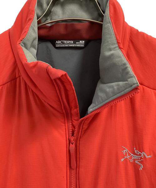 ARC'TERYX（アークテリクス）ARC'TERYX (アークテリクス) アトムヘビーウエイトジャケット レッド サイズ:Mの古着・服飾アイテム