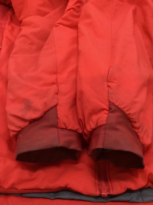 ARC'TERYX（アークテリクス）ARC'TERYX (アークテリクス) アトムヘビーウエイトジャケット レッド サイズ:Mの古着・服飾アイテム